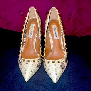Snake print cream and black color with gold spikes Steve Madden size 7 heels
